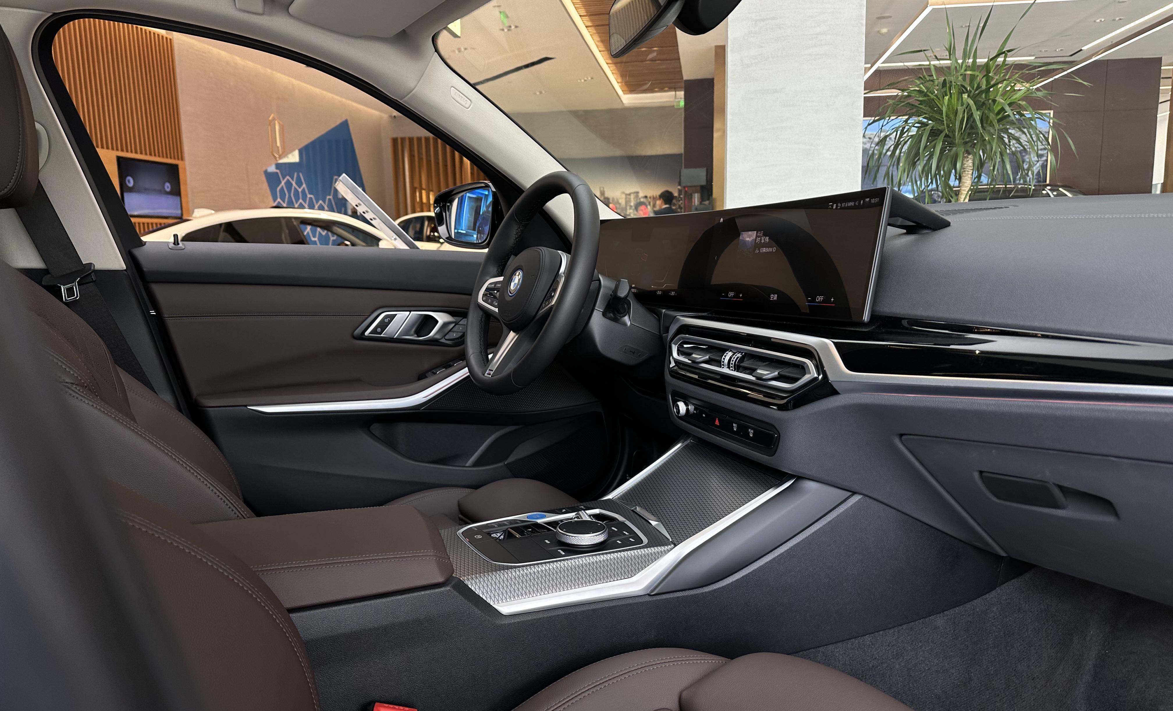 宝马i3的内饰也没有用大众所熟悉的"配方",而是全面换装了联屏和