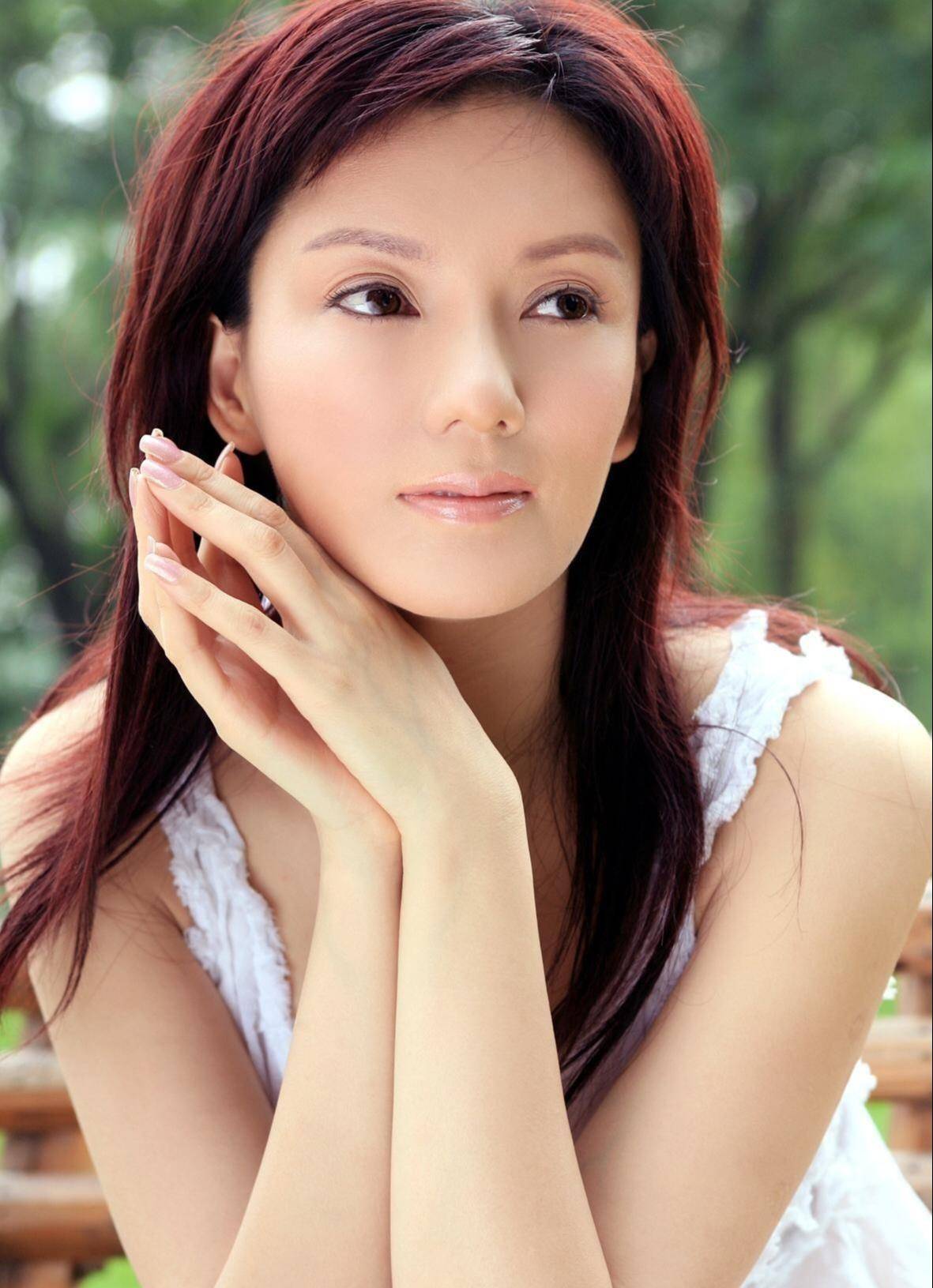 女星彭丹,不但有傲人的美更有胸怀!她的国际经济人士身份引争议_香港_