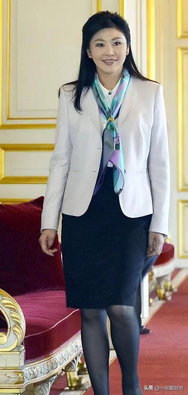 被55岁英拉的穿搭惊艳:大衣 半身中裙时髦得体,微胖也美得优雅_黑色