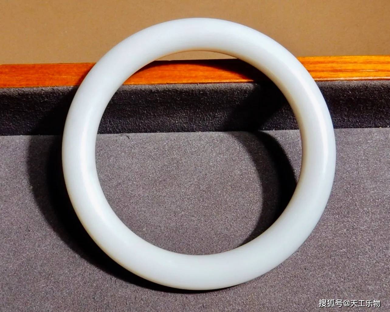 拿罗甸玉来说,几百块一条的白玉镯,真是谁戴谁尴尬.