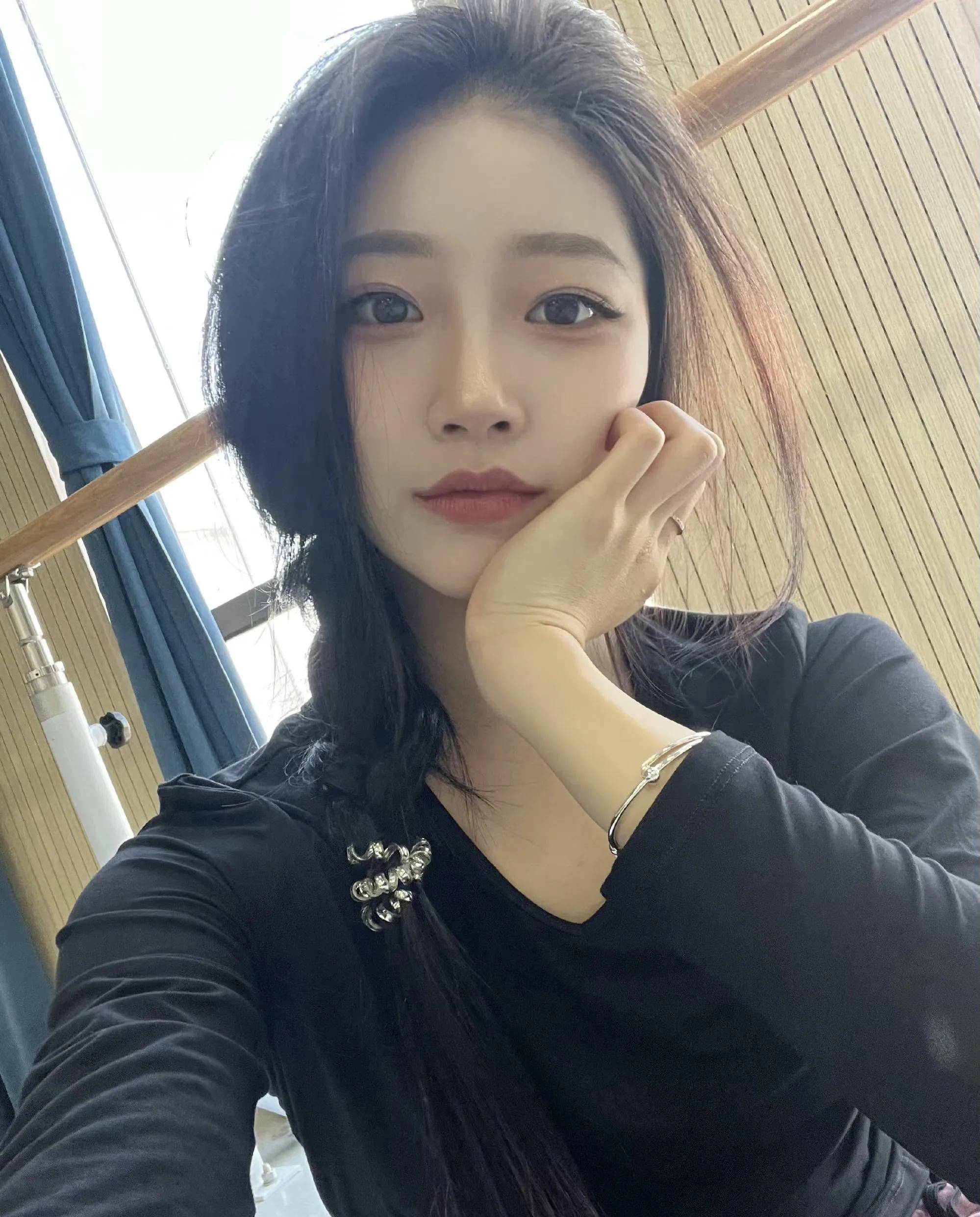 亭亭玉立,姿色天然的郑州籍新生代艺人赵安妮,人美心善的小仙女_身材