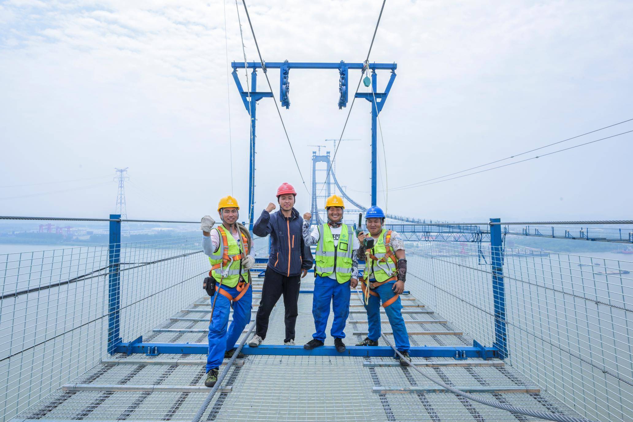 在南锚将猫道门架承重绳锚头通过双环千斤头与牵引系统钢丝绳连接