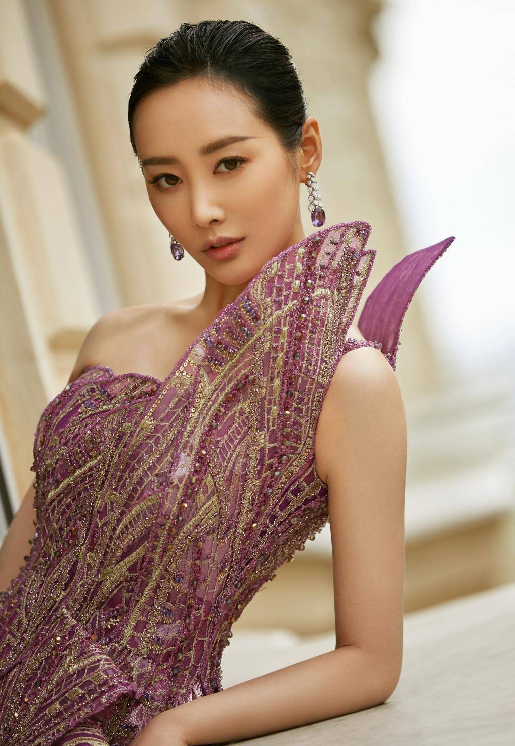 李纯这造型真抢镜,穿橙色露背礼服出镜,搭配28分短发,亮眼迷人_设计