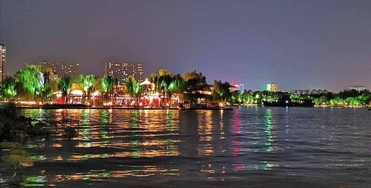 大明湖周围有很多步行道,可以边走边欣赏夜景.