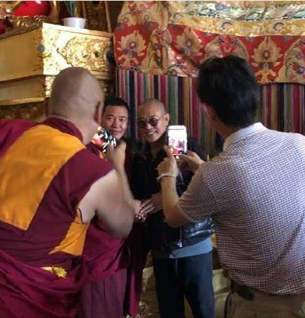 55岁李连杰老成什么样了:现身寺庙拜佛,虚弱到大热天穿棉袄!