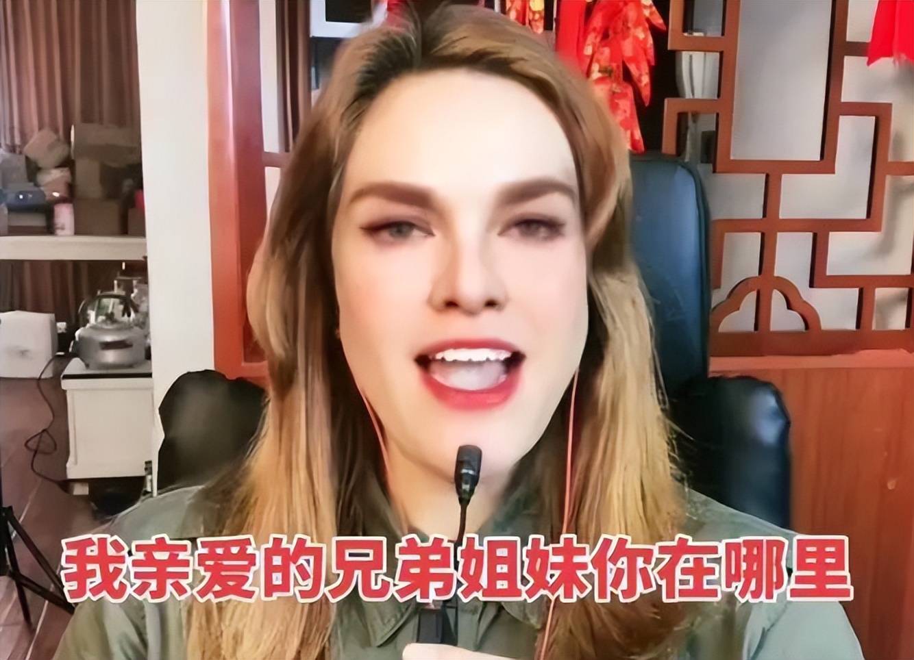 粉丝百万的俄罗斯美女网红，竟然是个中国“抠脚大汉”？