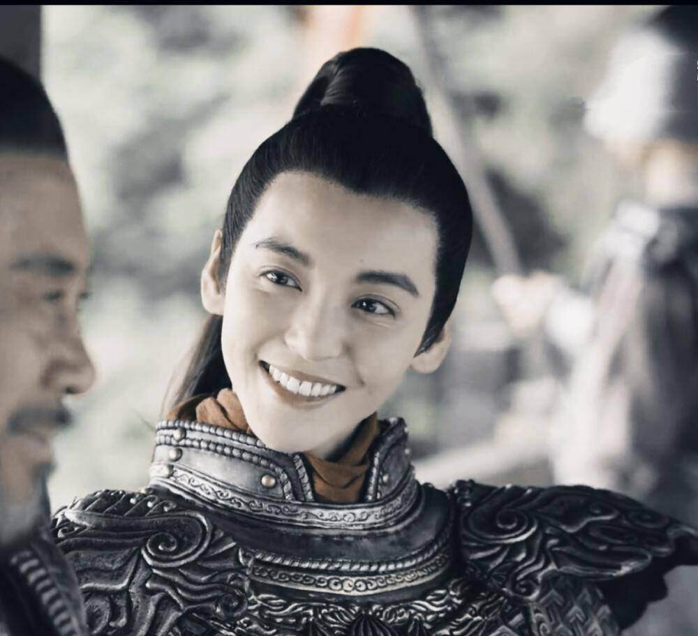 尤靖茹的脸很瘦,眉骨跟眼睛都比较突出,而且眉毛的长势是朝向的,自带