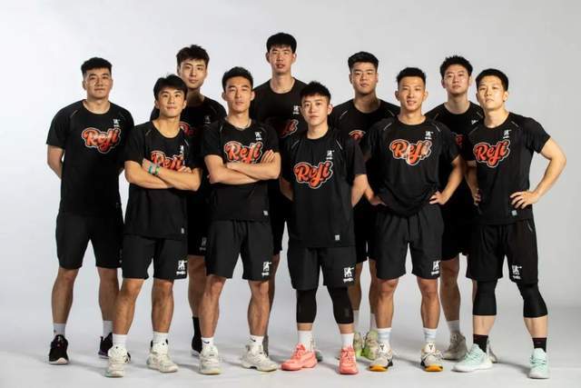 进行_巡回赛_球员