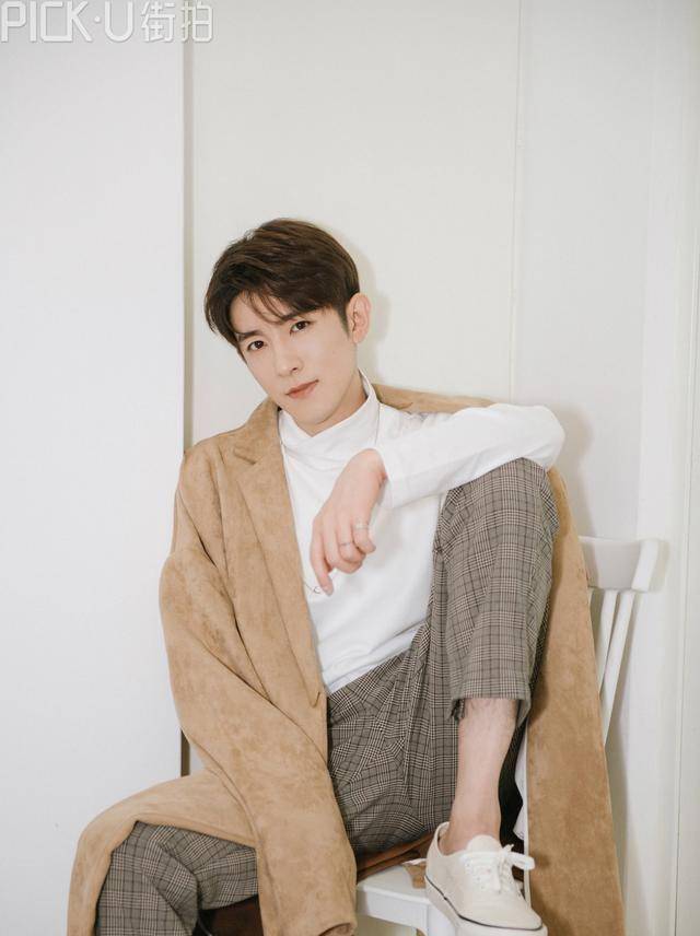 "温文尔雅"季肖冰的绅士穿搭,戴上眼镜后更有魅力_斯文_感觉_白色