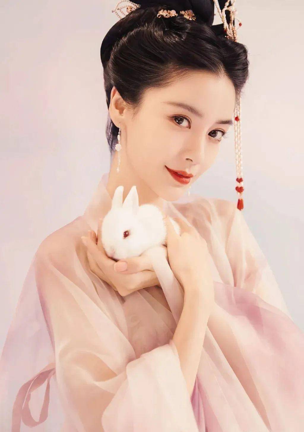 杨颖晒出嫦娥玉兔美照,网友:此人只因天上有,人间难得几回见