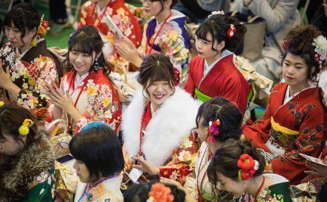原创            同样20岁成人礼，日本年轻人庆祝场面温馨，韩国却情侣宾馆爆满！-日本人的成人礼是什么