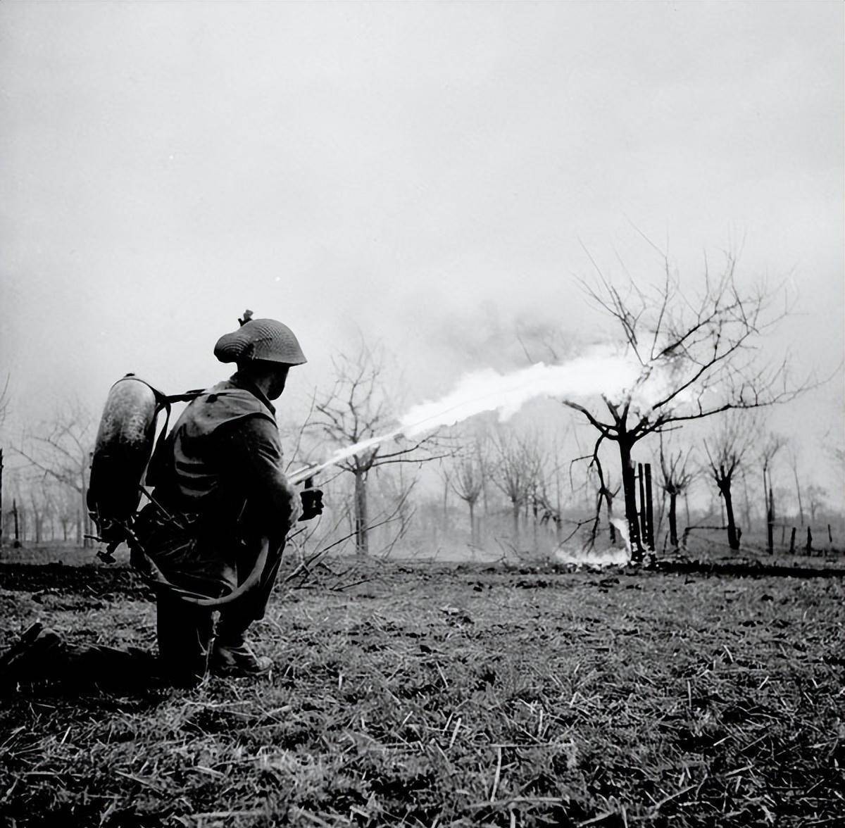 二战期间各国的火焰喷射器,火龙过境寸草不生_喷火器_士兵_德军