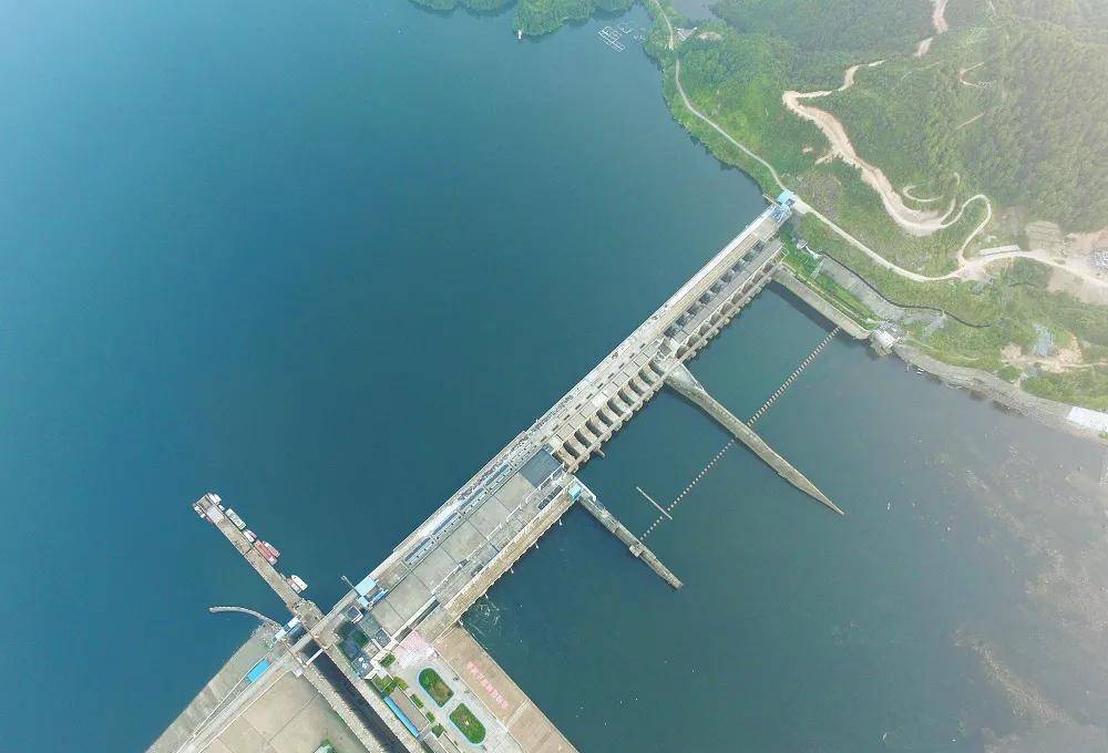 万安水电站万安湖是修建万安水电站形成的人工湖,也叫万安水库,周围有
