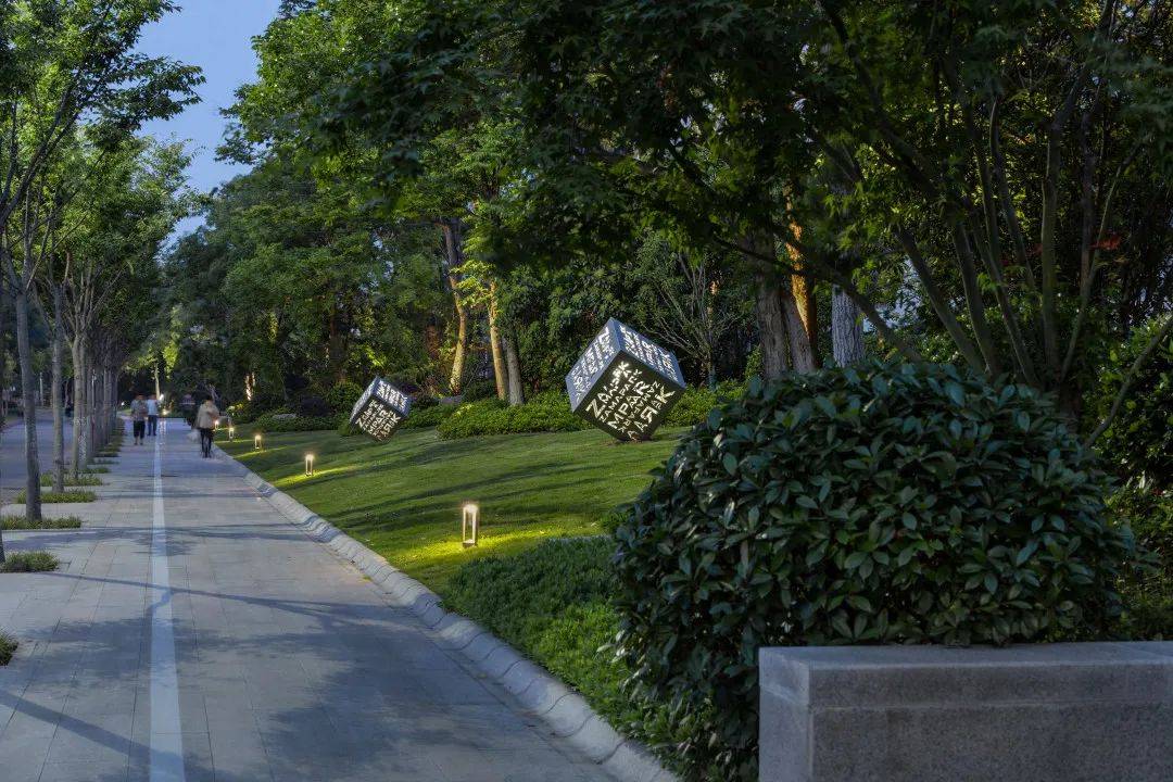 雕塑让原本平淡的绿化放坡有了科技感的气质徐州高新区电子信息