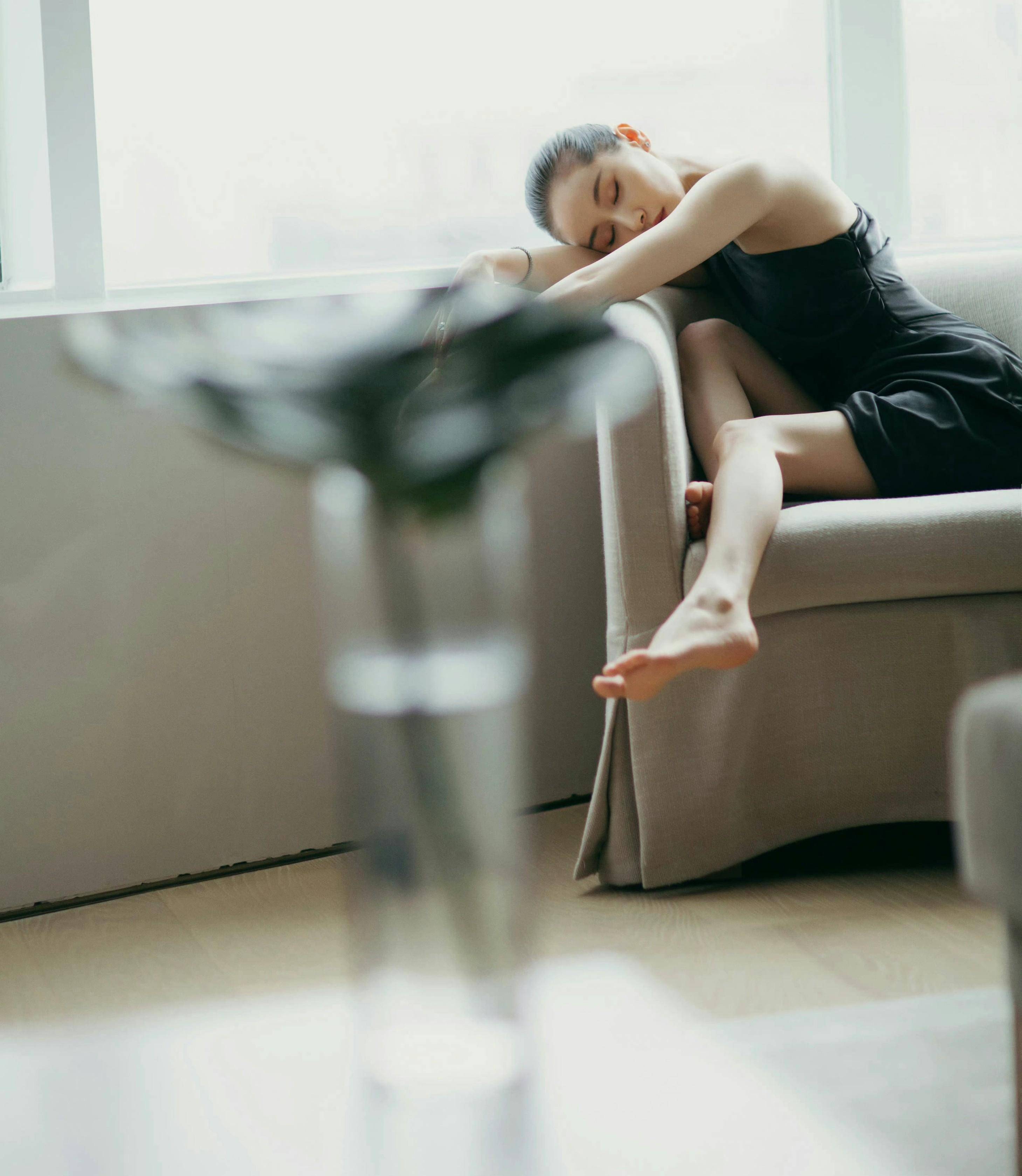 王子文黑色清凉套装半裸玉背·纤细玉腿·美白玉足图片分享_策划_时尚