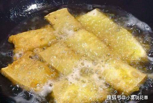 在家炒豆腐時,萬萬不能直接炒,多加這一步,豆腐不粘鍋不易碎!