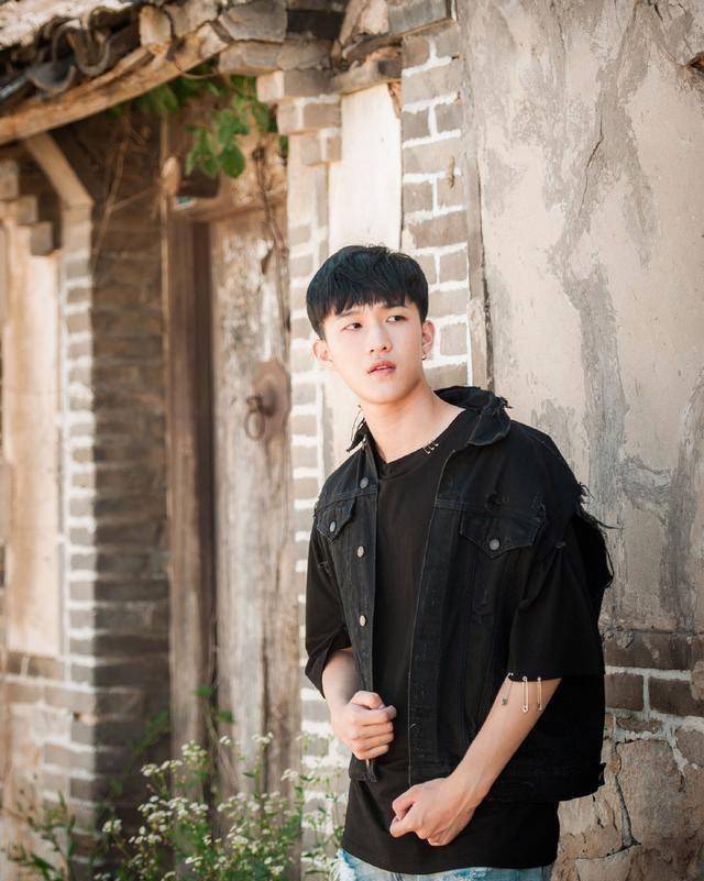 虽然选秀落选,但去年他与何德瑞,五灶兽,吴瑞淞,李昊霖——一口乐队