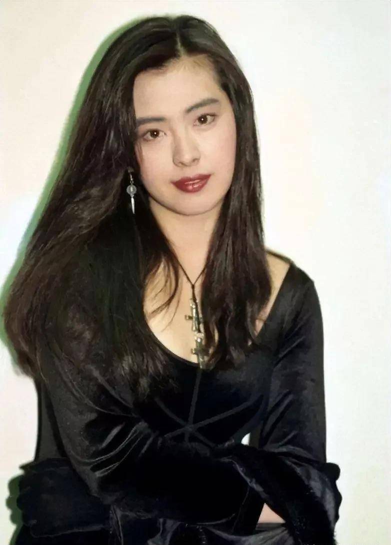 55岁王祖贤消失17年近照曝光:未婚无子,自成豪门_漂亮_女子_香港
