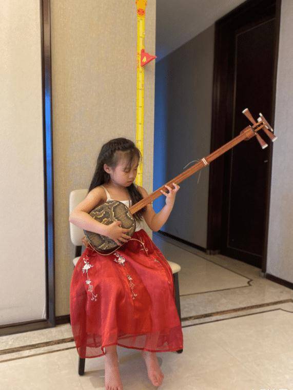 岳云鹏妻子带大女儿参加雅集,岳麓一穿长裙淑女范十足