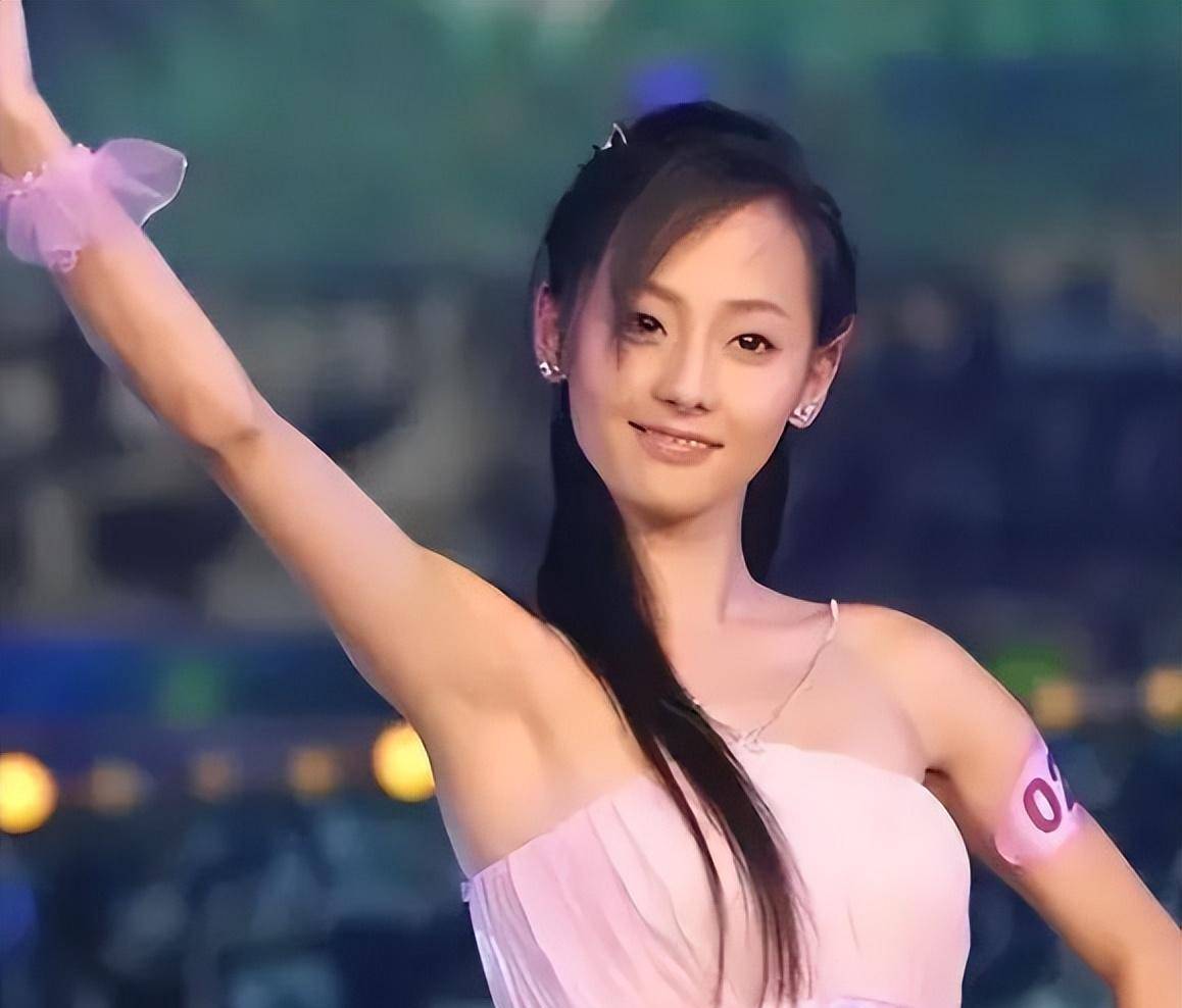 张嘉倪:9岁独自北漂学舞蹈,19岁出道即巅峰,现如今婚姻遭变故_父母