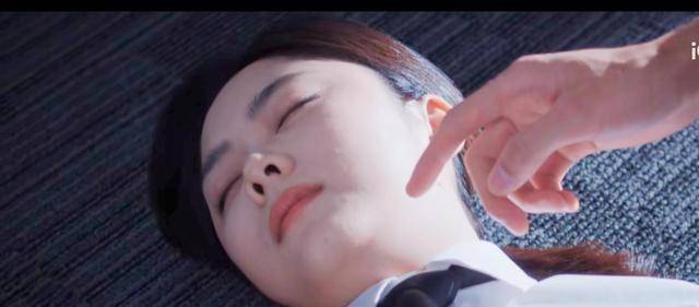 《向风而行》谭松韵晕倒,王凯伸手探鼻息的动作过分了,他想啥呢_顾南