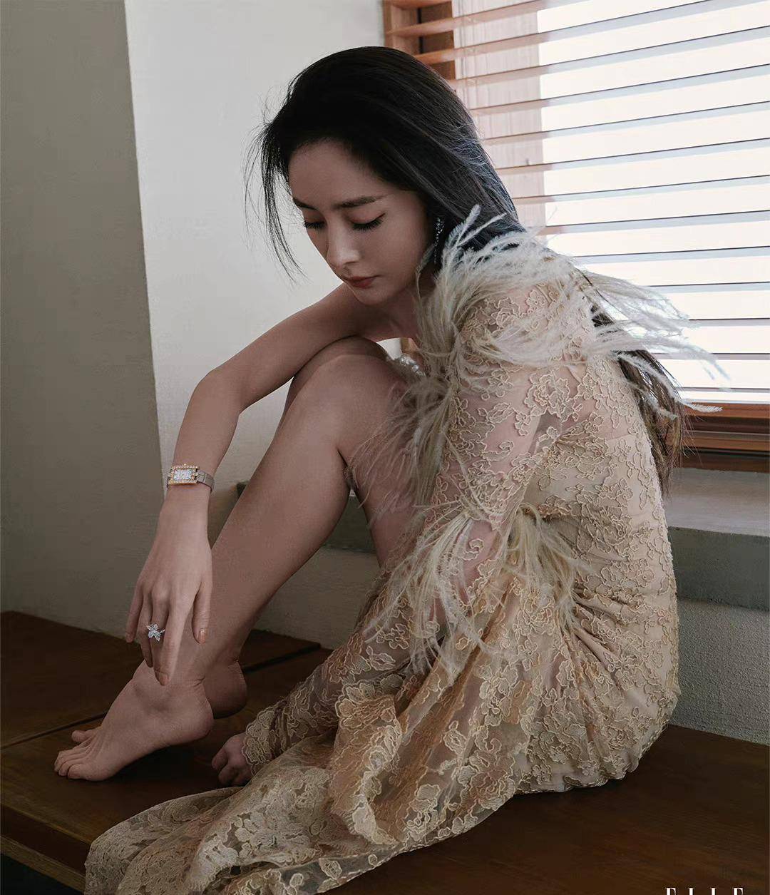 姐姐登上elle新加坡版封面,张小斐和何穗穿露背装,超模大胆_时尚_衣服