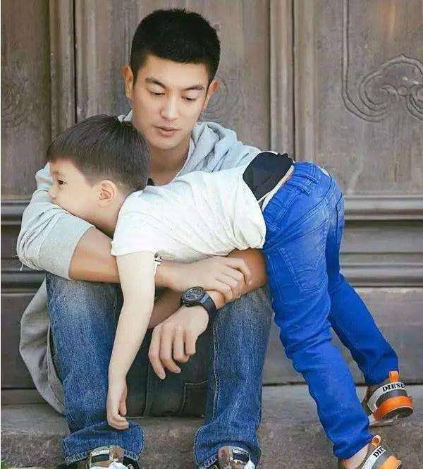 《爸爸去哪儿》陈小春再次翻红,邓伦大火,只有他混的最不好!