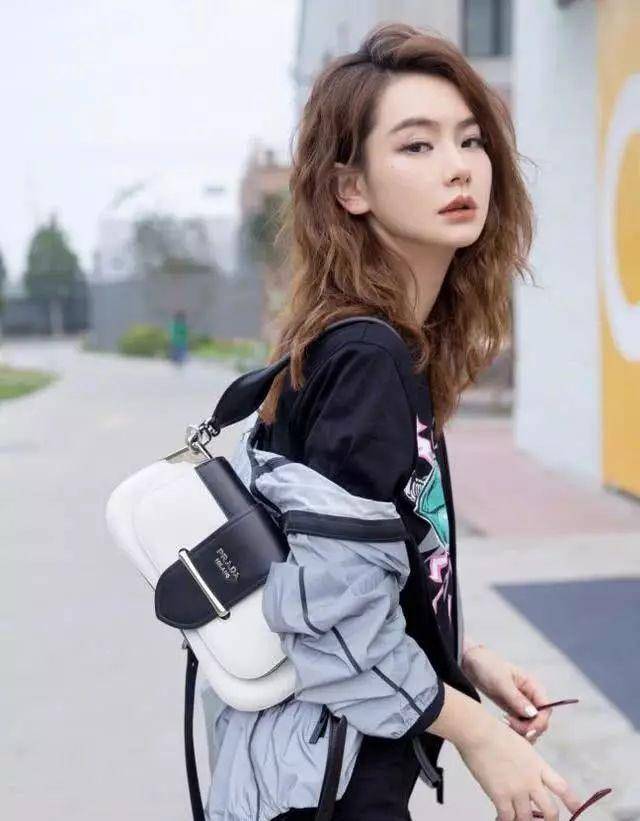 学学戚薇的"海藻卷",时髦减龄还有气质_脸型_发型_羊毛