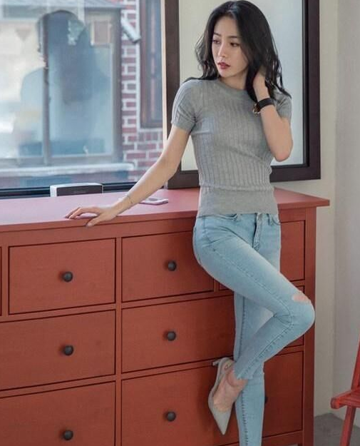 个性时髦的牛仔裤美女,全凭大长腿撑起一片天!_时尚_身材_女性