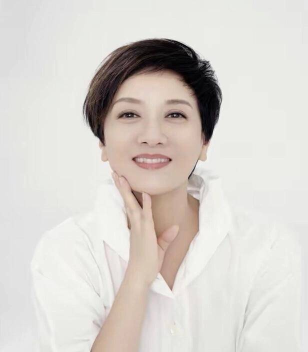 65岁邓婕才是真正优雅的老去,打扮随性简约,气质却知性又大方_组合