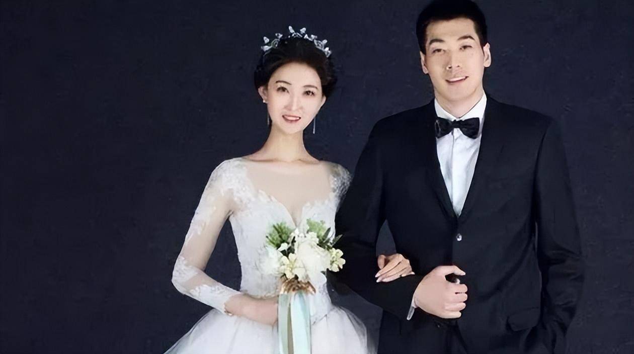 任骏飞妻子王圣在过年也是和闺蜜们一起在徐杰家看烟花,非常开心.