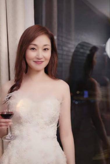 万绮雯拍片贺50岁生日网民惊讶十年如一:仍有阵少女味_马小玲_僵尸