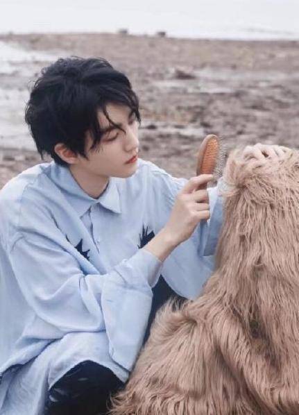 王俊凯雨中大片出炉,锁骨成亮点,漫画美男子上线_黑色_照片_衣服