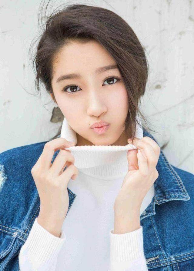 关晓彤做一道初中生都会的题目被称学霸,网友:也难为她了!