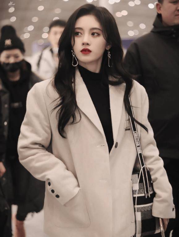 本以为鞠婧祎是"火柴人身材",当她脱掉外套后,一个侧影让男粉看傻眼了