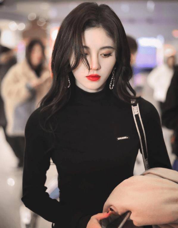 本以为鞠婧祎是"火柴人身材",当她脱掉外套后,一个侧影让男粉看傻眼了