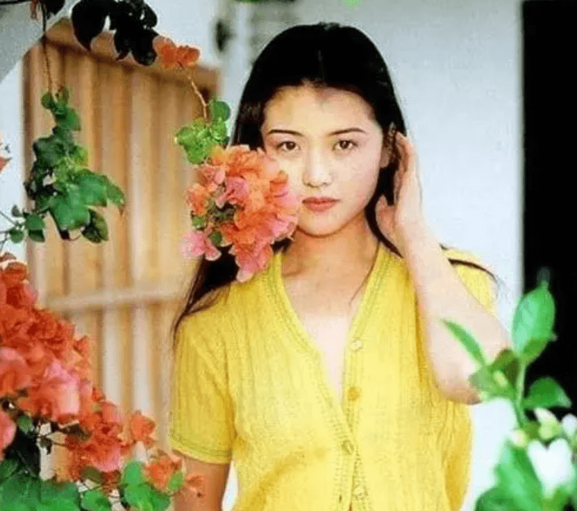 16岁被王晶看上,18岁拍大时尚影片爆红的钟甄,为何患上了精神病