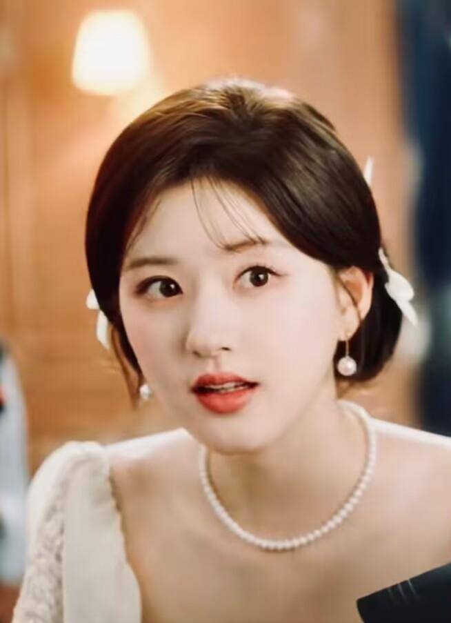 赵露思终于选对了风格!