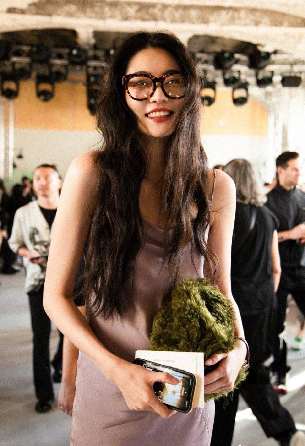 名模陈碧舸到巴黎走秀,四种风格打扮各有特色,肯定有一种你喜欢_旗袍