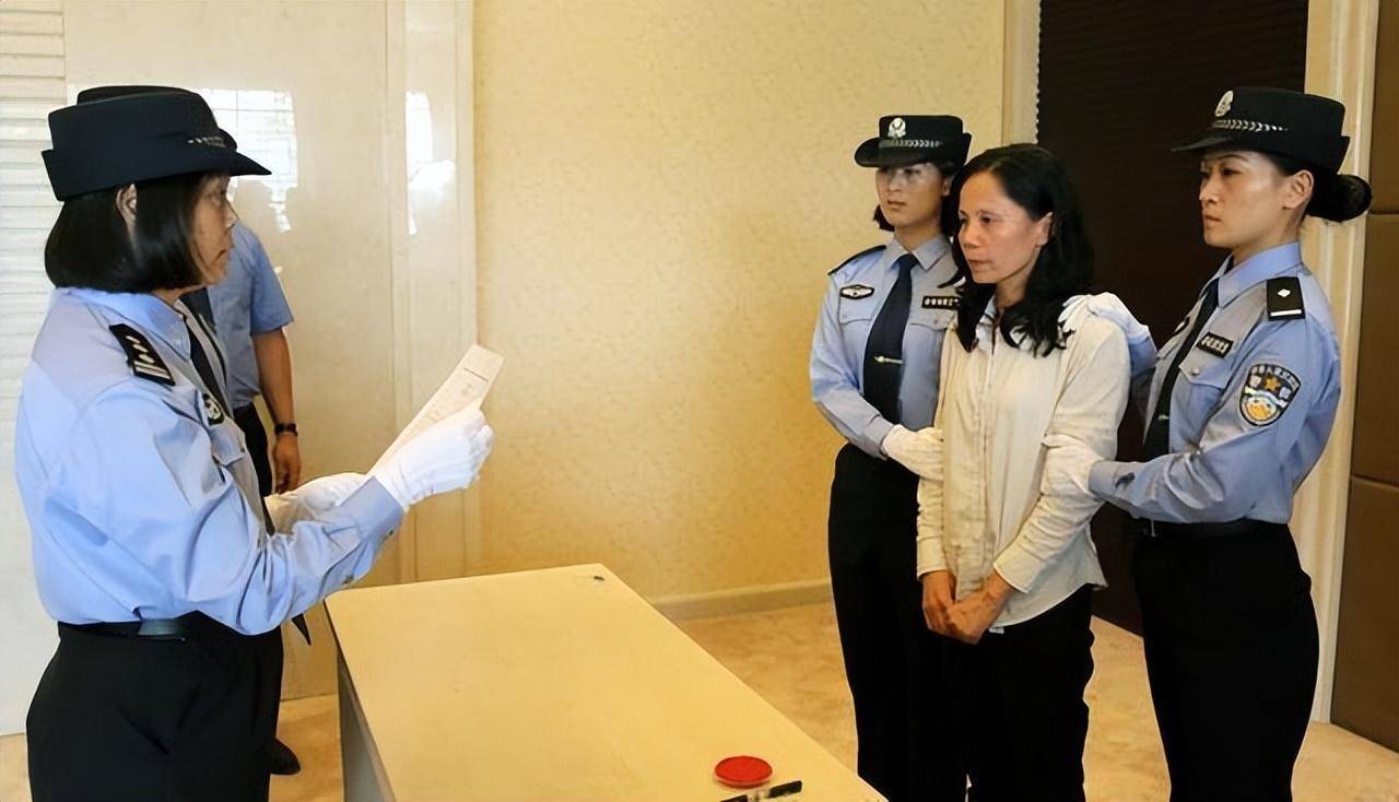 银行行长许超凡:敛财40亿,为绿卡让妻子与老外假结婚,却真变心_工作