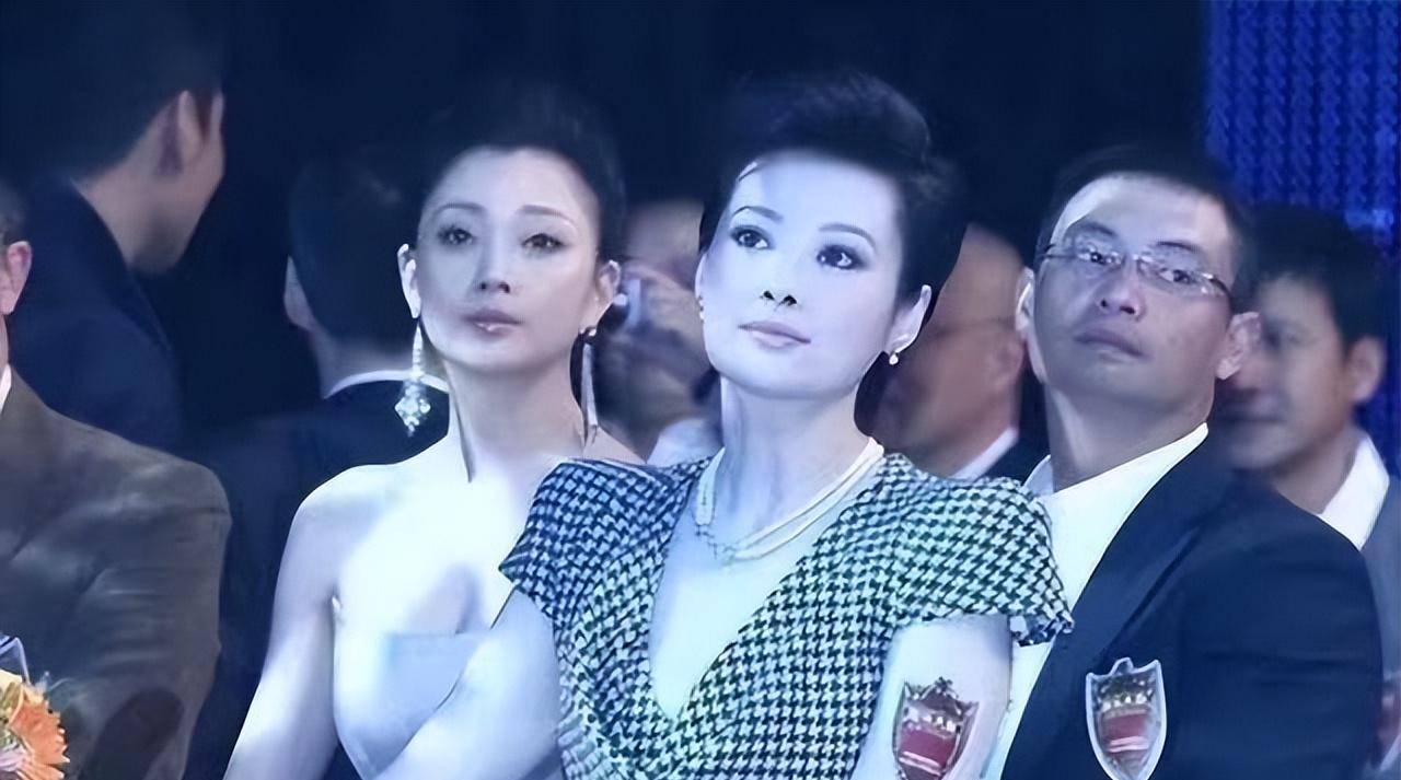 殷桃和袁立同框媲美,一个知性一个妩媚,气质差别很大_时尚_连衣裙
