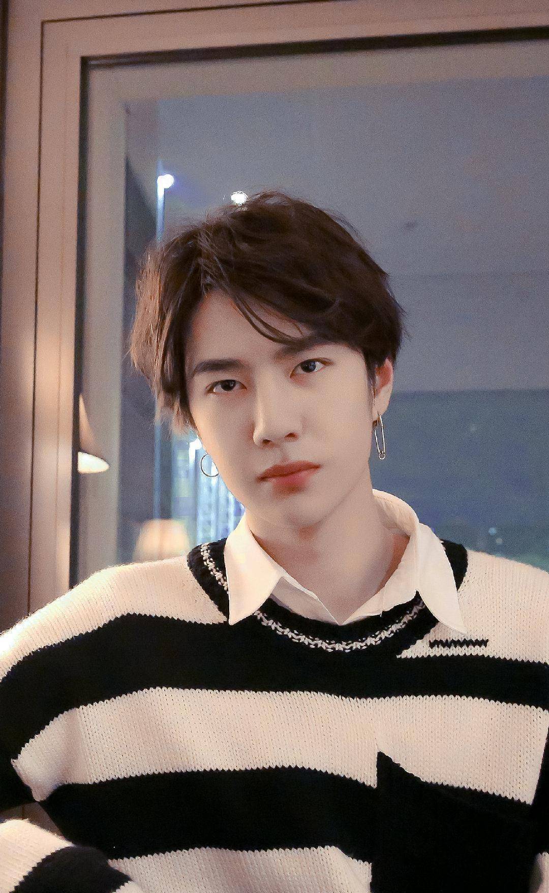 易烊千玺球迷很会打球,肖战仅以20万日活跃粉丝排名第二_王一博