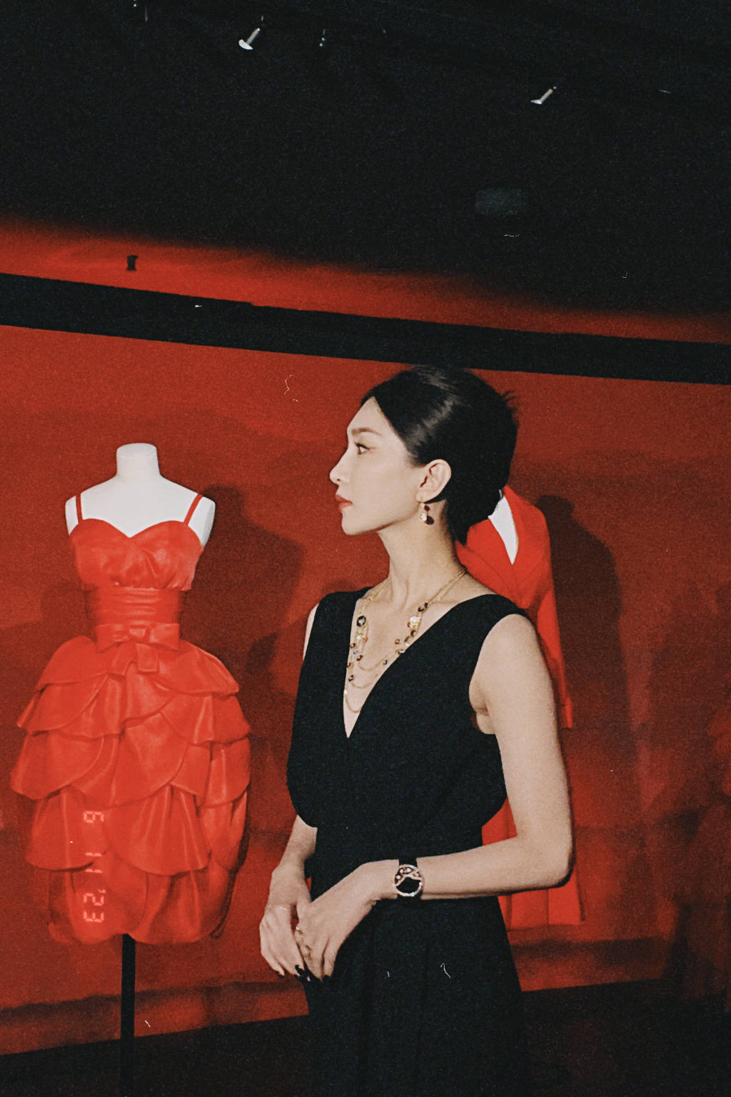 江疏影穿黑色无袖衣裳气质绝美!雪肤玉貌身材曼妙