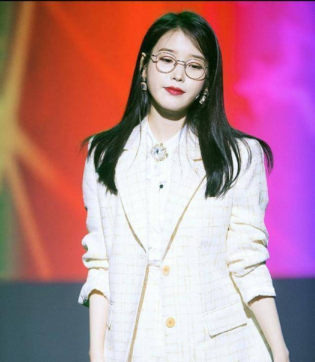 iu李知恩穿着白色格纹西装比心,清新可爱又撩人,时尚魅力_眼镜_套装