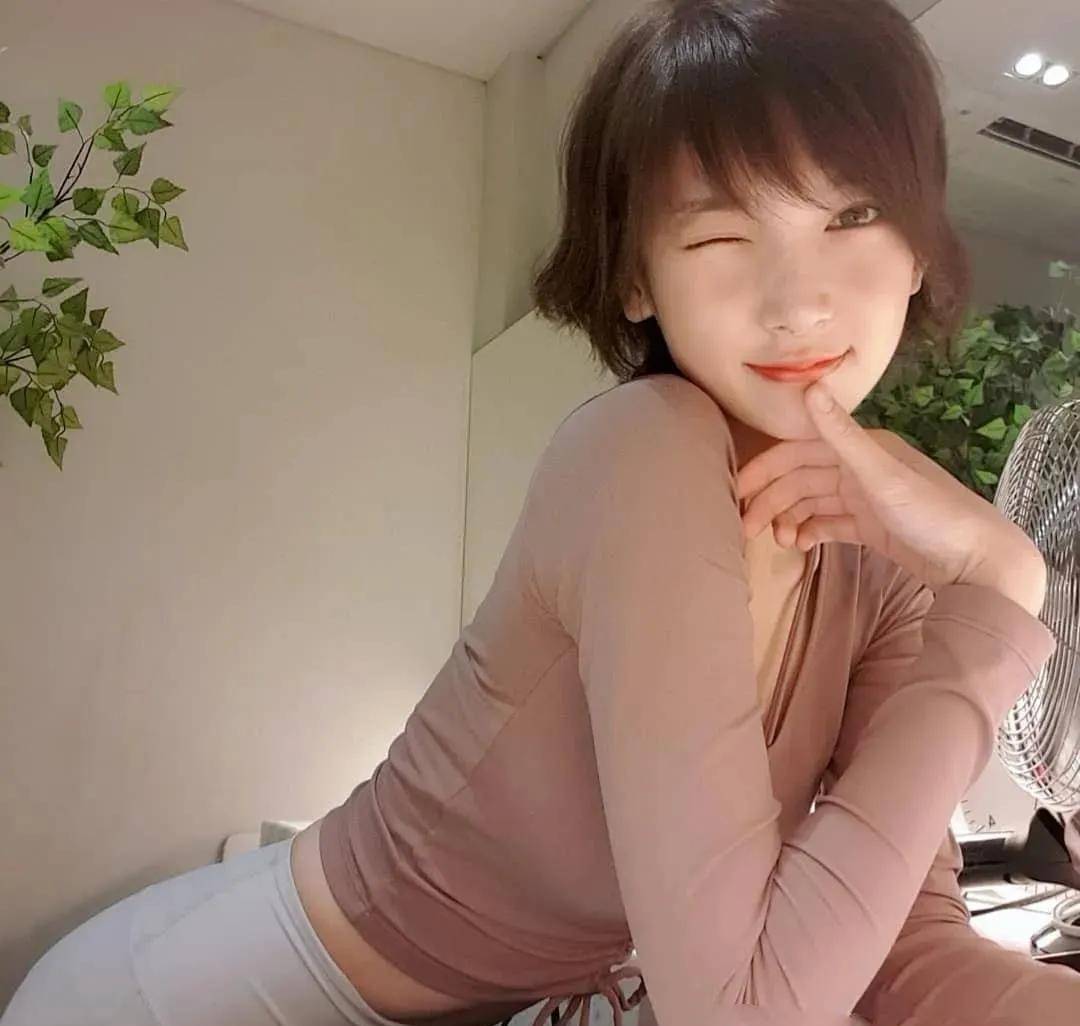 国外美女网红时尚弹琴,名模气质,顶配身材颜值_leezy_钢琴_panpiano