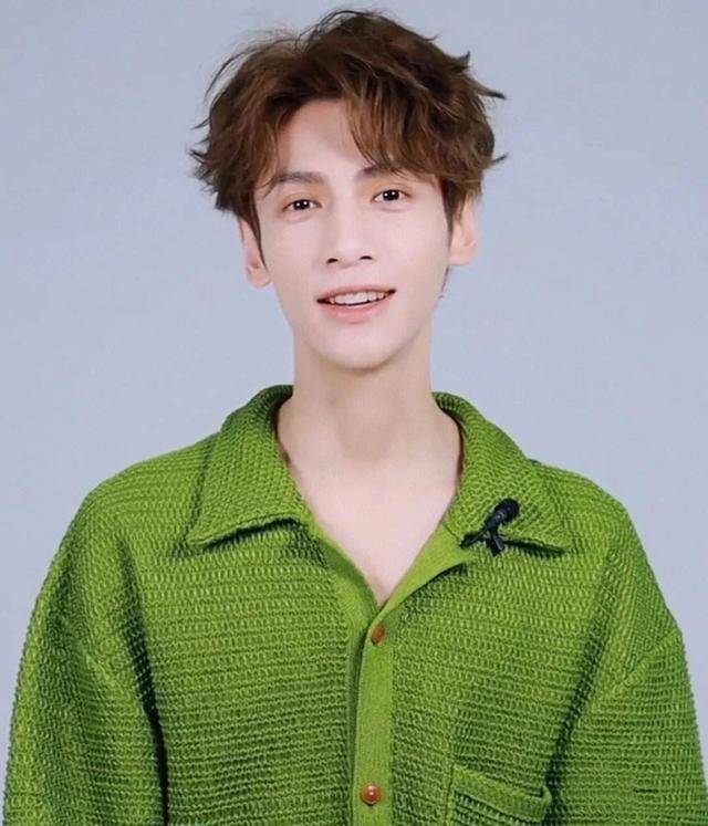 罗云熙小号被扒出,与圈内同性好友嘴对嘴亲吻,画面辣眼不忍直视_网友