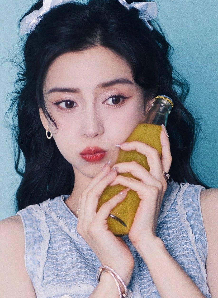 这样的裙子穿在杨颖身上真的是非常的好看,而且还有一种小清新的感觉