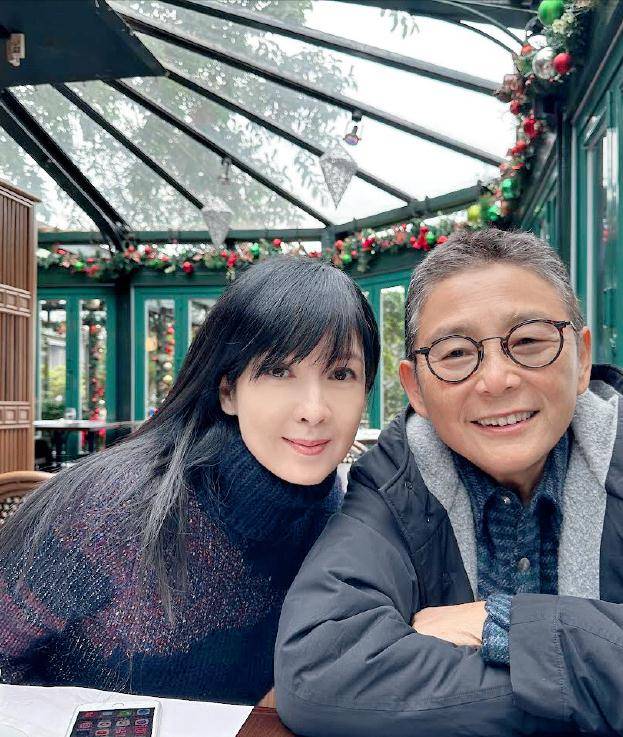 皮肤白到发光似少女,老公倪震没同行_陈美龄_女神_黑色