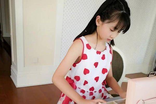 10岁森碟开始走成熟风了?机场必备单品是它?_连衣裙_牛仔_粉色