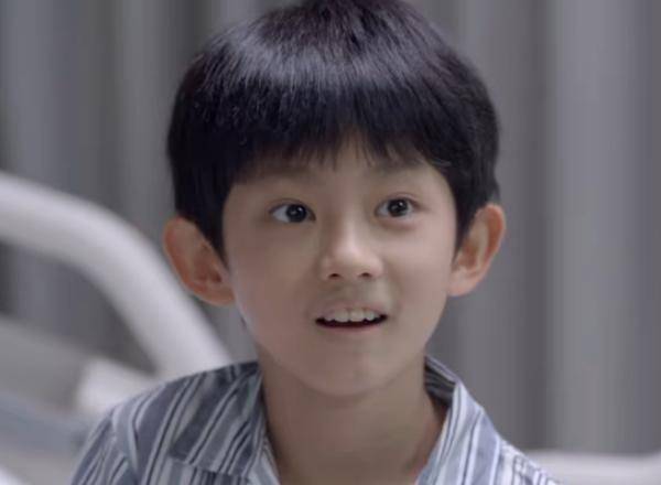 四个小演员,可以说都是小戏骨级别的存在了,分别是饰演白极光的傅铂涵